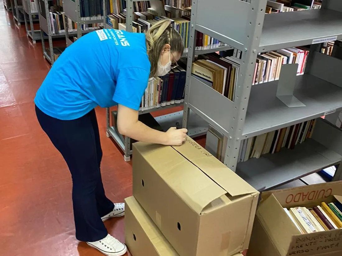 Equipe feminina realizando encaixotamento de livros